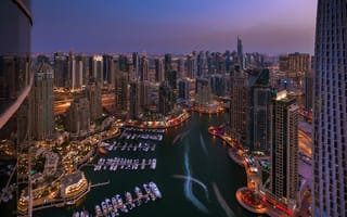 Картинка город, ночь, причалы, яхты, Дубаи, отражение, небоскреб, бухта