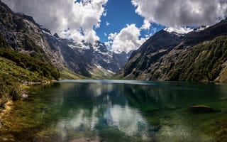 Картинка Новая Зеландия, облака, Lake Marian, скалы, горы, Fiordland National Park, озеро