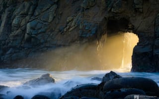 Картинка Kenji Yamamura, проем, скала, photographer, прибой, побережье, море, луч солнца
