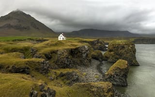 Картинка Исландия, гроза, серые облака, горы, скалы, дождливый, Arnarstapi, дом, пальто