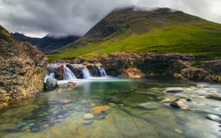 Картинка Шотландия, тучи, камни, горы, ручей, водопад