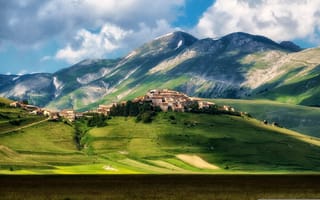 Картинка castelluccio, italy, mountain, grass, town, castle