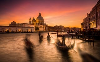 Картинка Венеция, собор Санта-Мария-делла-Салюте, Италия, зарево, небо, облака, гондола, огни, лодка, hdr, канал