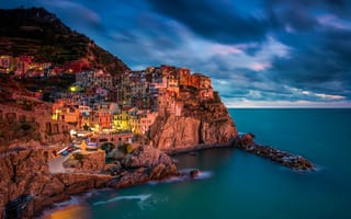 Картинка Манарола, дома, Италия, огни, скалы, море, краски, вечер, Чинкве-Терре