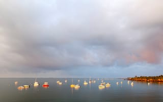 Картинка небо, яхта, утро, море, берег, облака, лодка