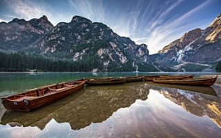 Картинка Доломитовые Альпы, Италия, лодки, озеро, горы