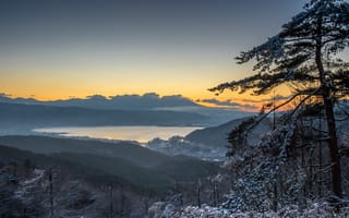 Картинка Lake Suwa, Japanese Alps, восход, озеро Сува, Nagano Prefecture, хребет Кисо, Япония, горы, Okaya-shi, деревья, Японские Альпы, рассвет, Japan, Нагано, озеро, Окая, утро, панорама, Kiso Mountains