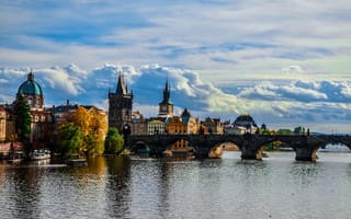 Картинка Прага, Чехия, дома, облака, мост, река, набережная