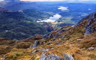 Картинка Loch Drunkie, камни, склон, панорама, горы, озера, поля, Шотландия, трава