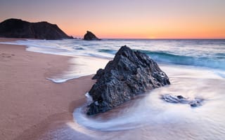 Картинка берег, песок, закат, Portugal, португалия, камень, море, сумерки, скала