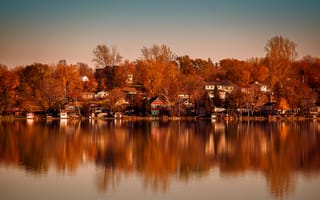 Картинка дома, зеркало, деревня, отражение, небо, деревья, озеро, осень