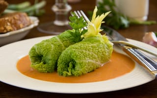 Картинка Cabbage rolls with tomato sauce, Голубцы с томатным соусом, herbs, второе блюдо, second dish, зелень
