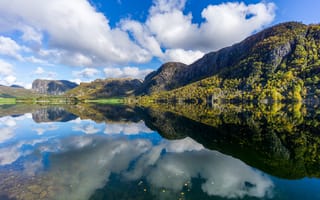 Обои озеро, листья, облака, горы, небо, отражение, зеркало