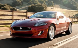 Картинка Jaguar, холм, Coupe, передок, дорога, изгородь, купе, XKR, блик, суперкар, красный, Ягуар