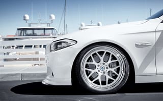 Картинка BMW, F10, яхты, причал, white, бмв, шина, 5 Series, диск, белая
