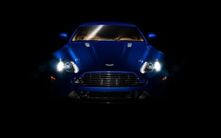 Картинка Aston Martin, полумрак, Vantage S, фары, синий, Астон Мартин, передок, Вантаж, суперкар