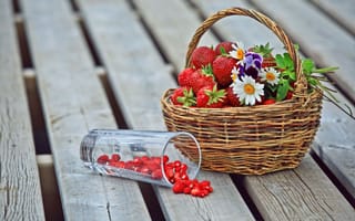 Картинка ягоды, анютины глазки, клубника, ромашки, земляника, стакан, корзина, цветы