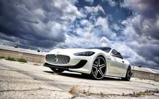 Картинка Maserati, белый, асфальт, GranTurismo, white, кусты, грантуризмо, ограждение, вид снизу, MC Stradale, трава, здание, трещины, мазерати