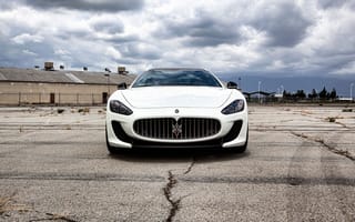 Картинка Maserati, грантуризмо, white, белый, передок, GranTurismo, мазерати, MC Stradale, тонированный, следы от покрышек, асфальт