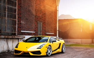 Картинка Lamborghini, ламборджини, Superleggera, ламборгини, жёлтая, кирпичное здание, yellow, галлардо, Gallardo, солнце, front, блик, суперлегера