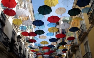 Картинка город, улица, зонты