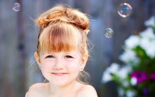 Картинка девочка, радость, улыбка, малышка, взгляд, мыльные пузыри, ребёнок