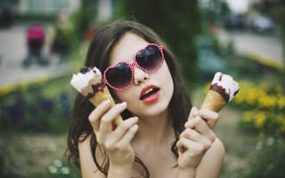 Картинка девушка, брюнетка, мороженое, очки