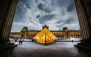 Обои небо, колонны, пасмурно, музей, France, Paris, пирамида, Париж, Франция, люди, Louvre, город, Лувр