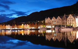 Картинка Норвегия, ночь, яхты, Берген, дома, гладь воды, огни, отражение