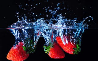 Обои клубника, ягоды, вода