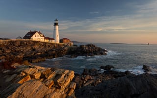 Обои США, Portland Head Lighthouse, утро, Кейп-Элизабет, United States, Cape Elizabeth, штат, Мэн, скалы, залив Атлантического океана, дома, маяк мыса Портленд, маяк, Maine