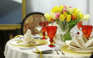 Обои столик, тарелки, салфетки, тюльпаны, цветы, сервировка, бокалы, вилки