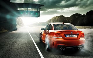 Картинка BMW, полигон, зеленый свет, полоса, m1series, coupe, облака, оранжевый, солнце, старт, купе, дорога, деревья