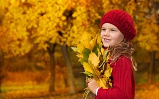 Картинка девочка, осень, локоны, сероглазая, взгляд, улыбка, деревья, берет, блондинка, листья