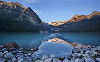 Картинка закат, горы, камни, озеро, деревья, отражение, канада, небо, Moraine Lake, Banff National Park, природа