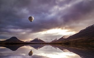 Картинка воздушный шар, горы, отражение