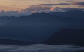 Обои холмы, облака, туман