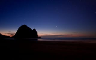 Картинка скала, пляж, ночь