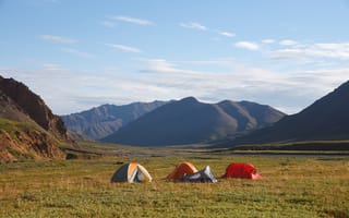 Картинка горы, поле, палатки