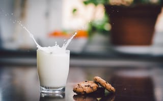 Картинка молоко, стакан, печенье