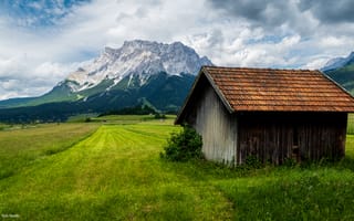 Картинка домик, поле, горы