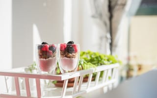 Картинка ягоды, йогурт, стаканы