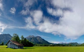 Картинка домик, поляна, облака