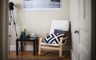 Картинка кресло, подушки, картина