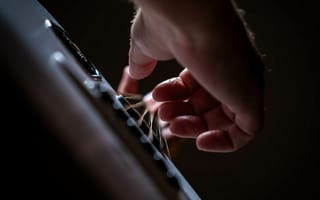 Картинка гитара, струны, рука