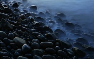Картинка камни, галька, темный, 5к, берег моря, туманный, туман