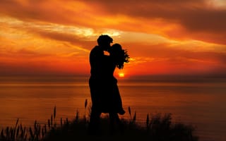 Картинка пара, романтический поцелуй, вместе, закат, силуэт, морской пейзаж