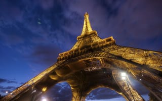 Картинка Эйфелева башня, Париж, металлическая конструкция, вид на небо, огни, облака, 5к, культовый