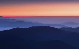 Картинка закат оранжевый, вид на небо, горный хребет, 5к, горы, туманный