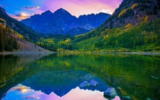 Картинка Скалистые Горы, озеро, красивый, закат, 5к, фиолетовое небо, зеленые деревья, отражение, пейзаж
